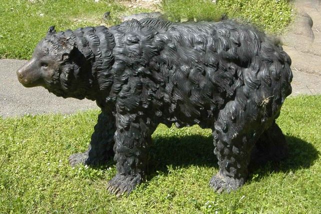 Mittelgrosse Bronzefigur eines Bärens
