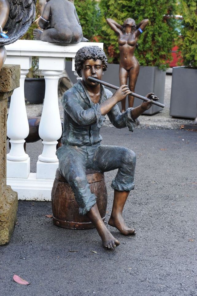 Bronzefigur junger Mann mit Flöte und geschlossenen Augen