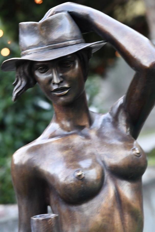 Abbildung weibliche Aktfigur aus Bronze mit Hut, ab Oberkörper