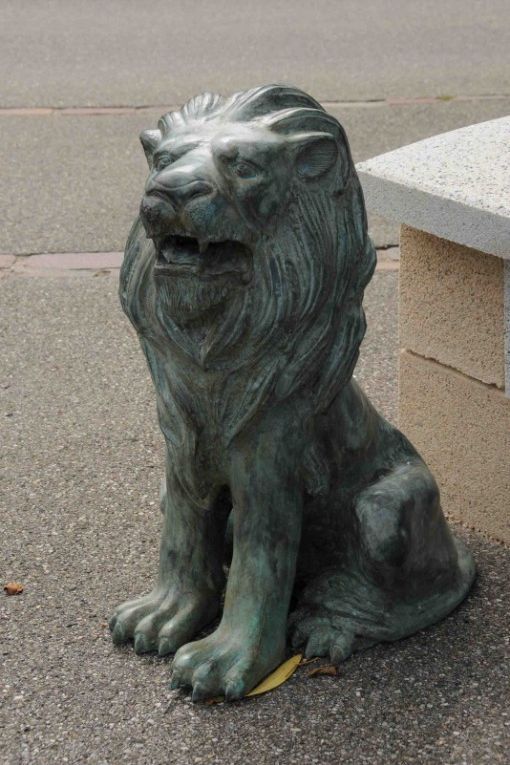 Grosse Bronzefigur eines sitzenden Löwens