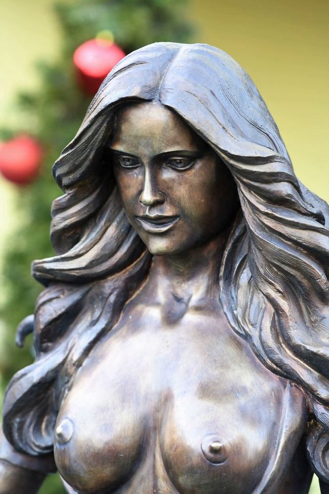 Stehende Bronzefigur von weiblichem Aktmodell mit Detail auf Gesicht