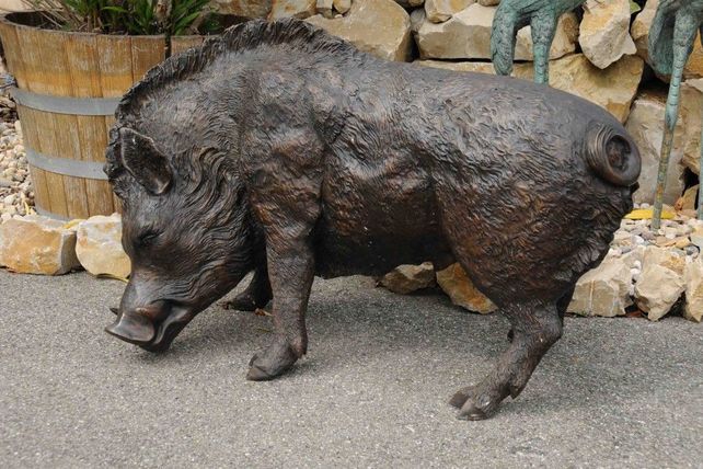 Stehende Bronzefigur eines Wildschweins
