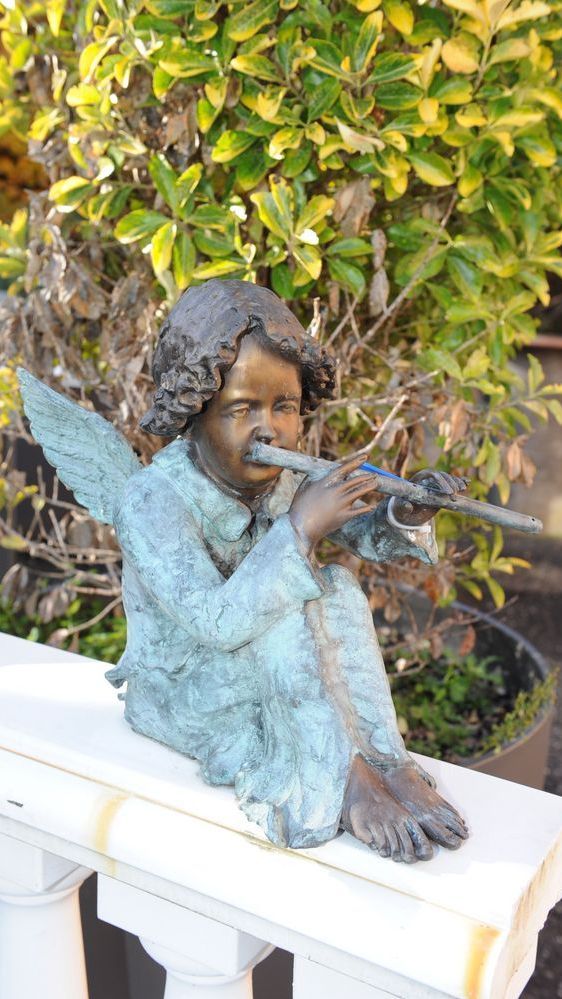Bronzefigur eines Flöte spielenden Engels