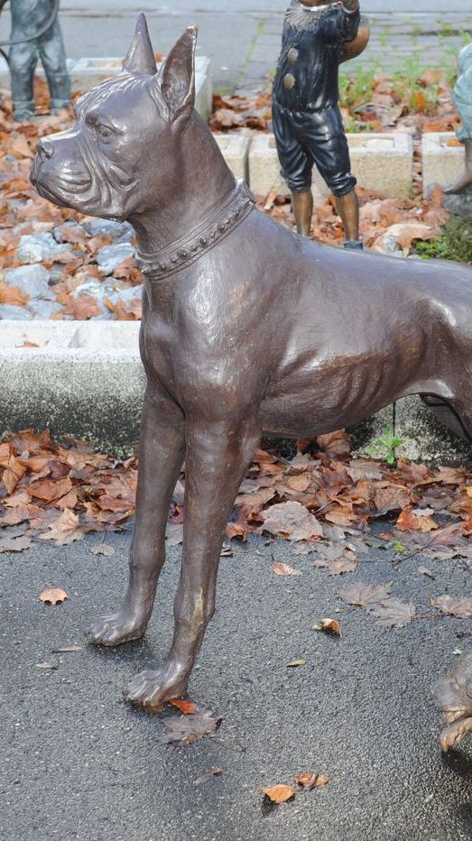 Bronzefigur von Hund der Rasse Bulldogge