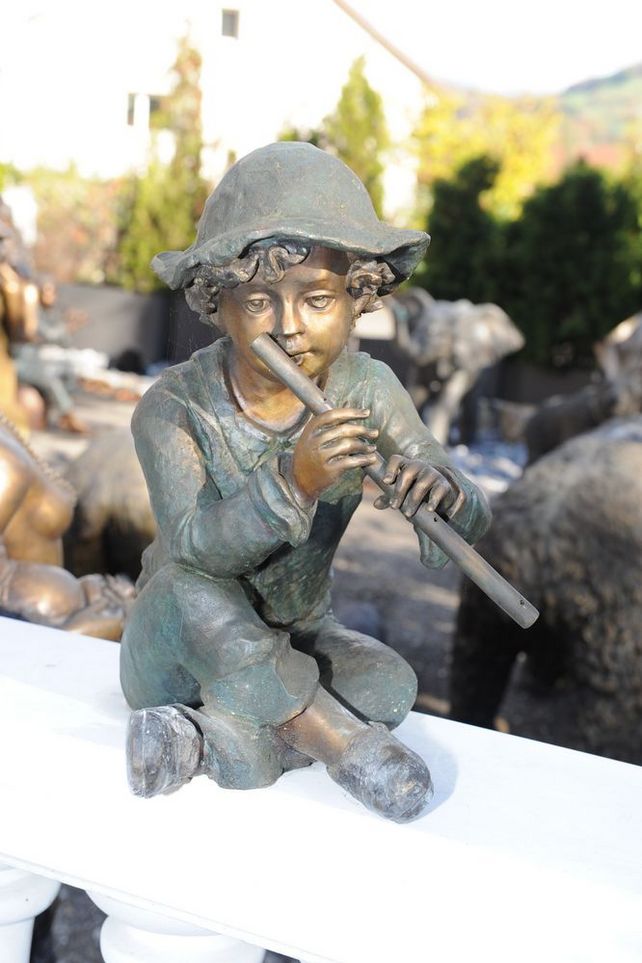 Bronzefigur eines kleinen Jungens mit Flöte