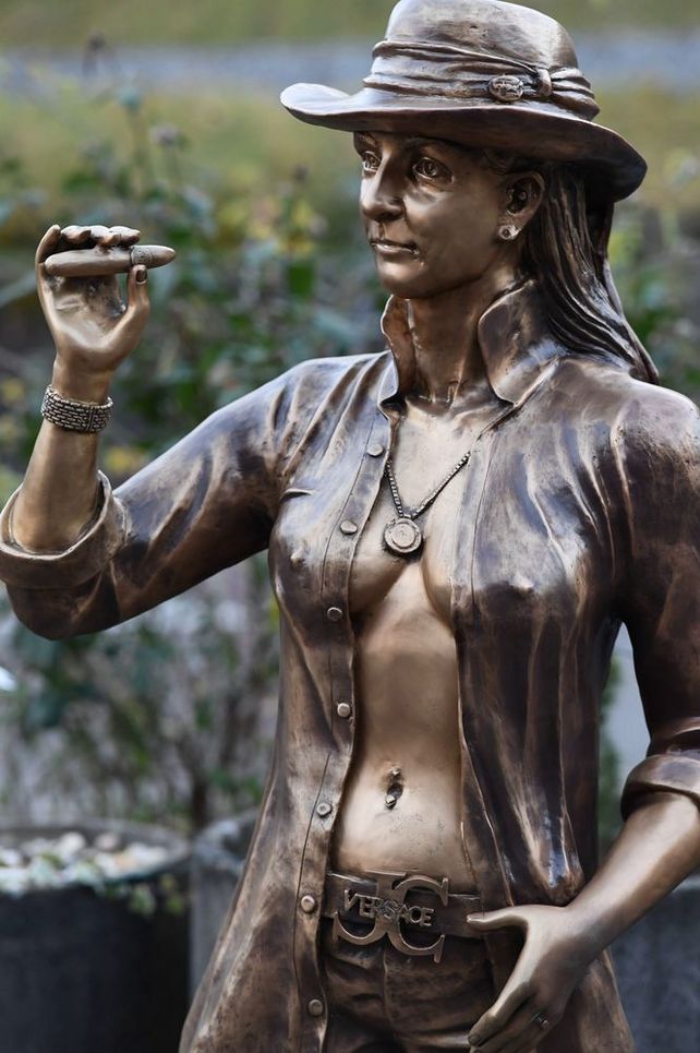 Aktfigur aus Bronze von reicher Frau mit Hut