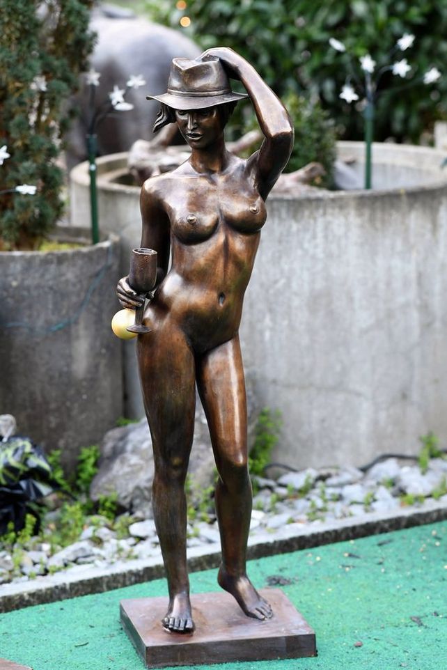Ganzkörper Aktfigur aus Bronze von Frau mit Hut