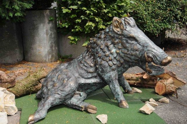 Kleine Bronzefigur eines sitzenden Wildschweins