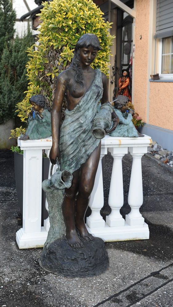 Bronzefigur von stehender Frau mit römischem Flair