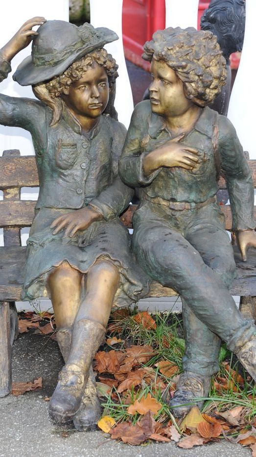 Bronzefigur von Kinderpaar auf Bank