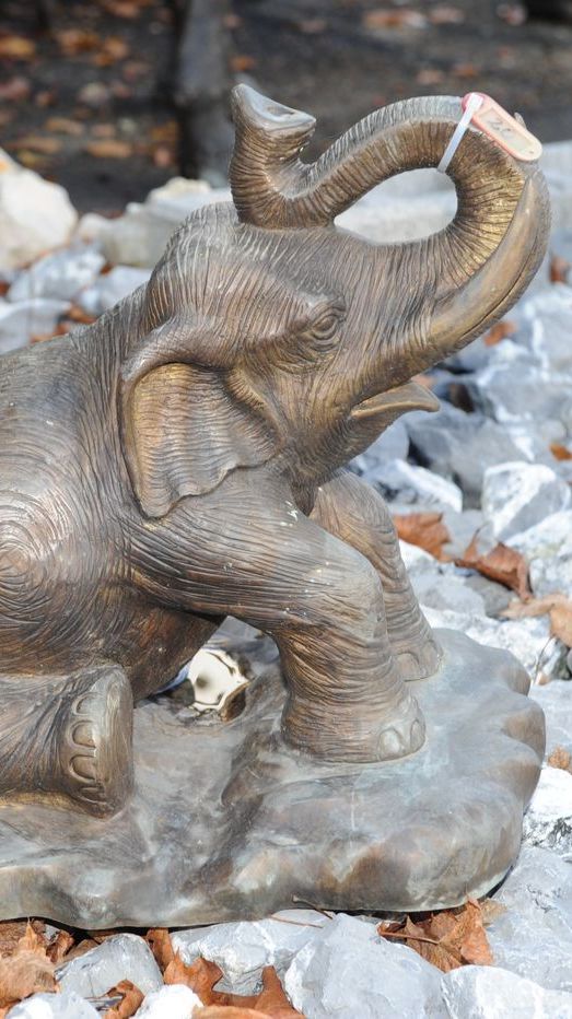 Sitzende Bronzefigur von Elefant
