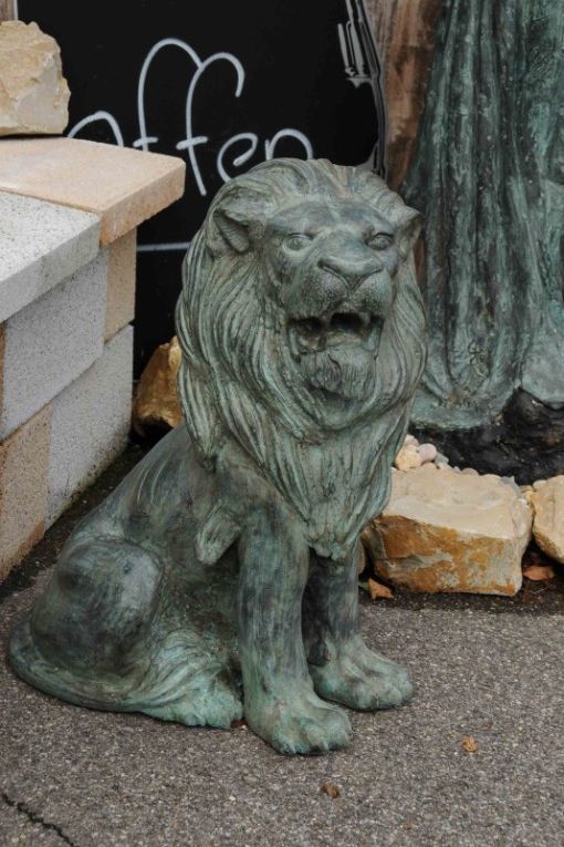 Bronzefigur eines sitzenden Löwens