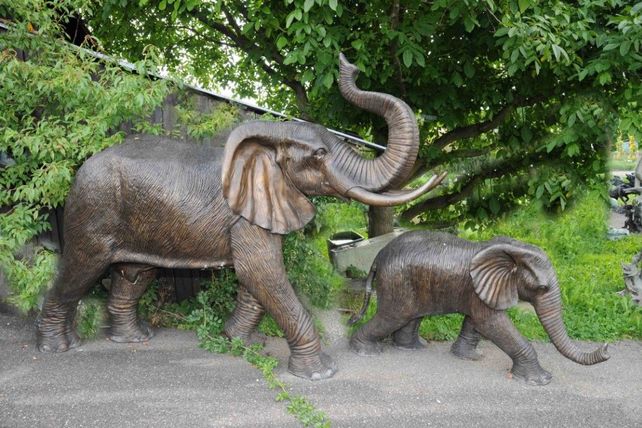Bronzefiguren einer Elefantenfamilie