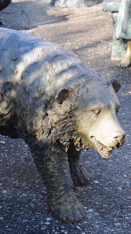 Bronzefigur eines grossen Bären