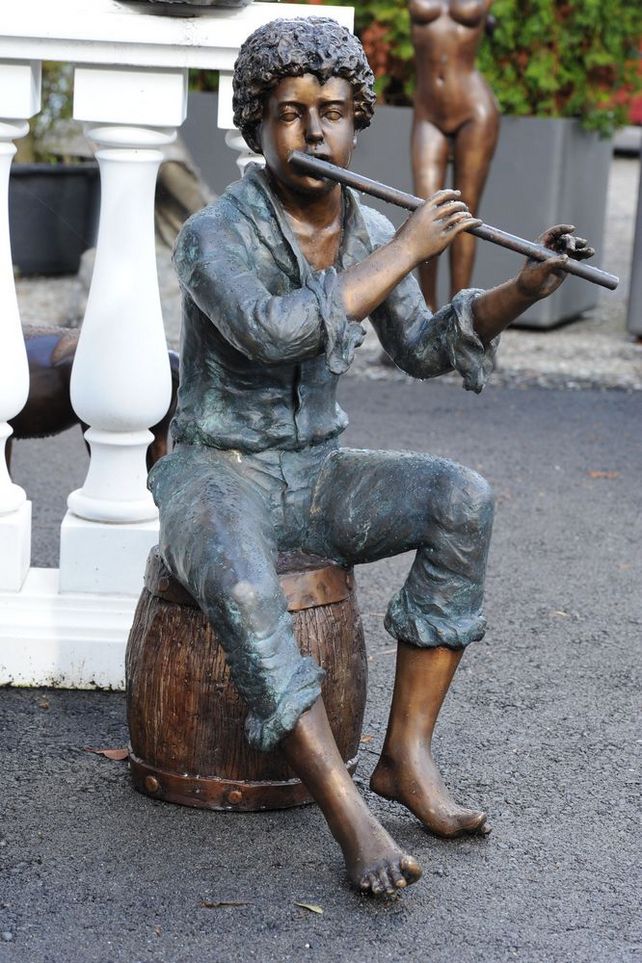 Bronzefigur von jungem Mann mit Flöte