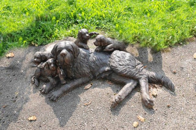 Bronzefiguren einer Hundefamilie