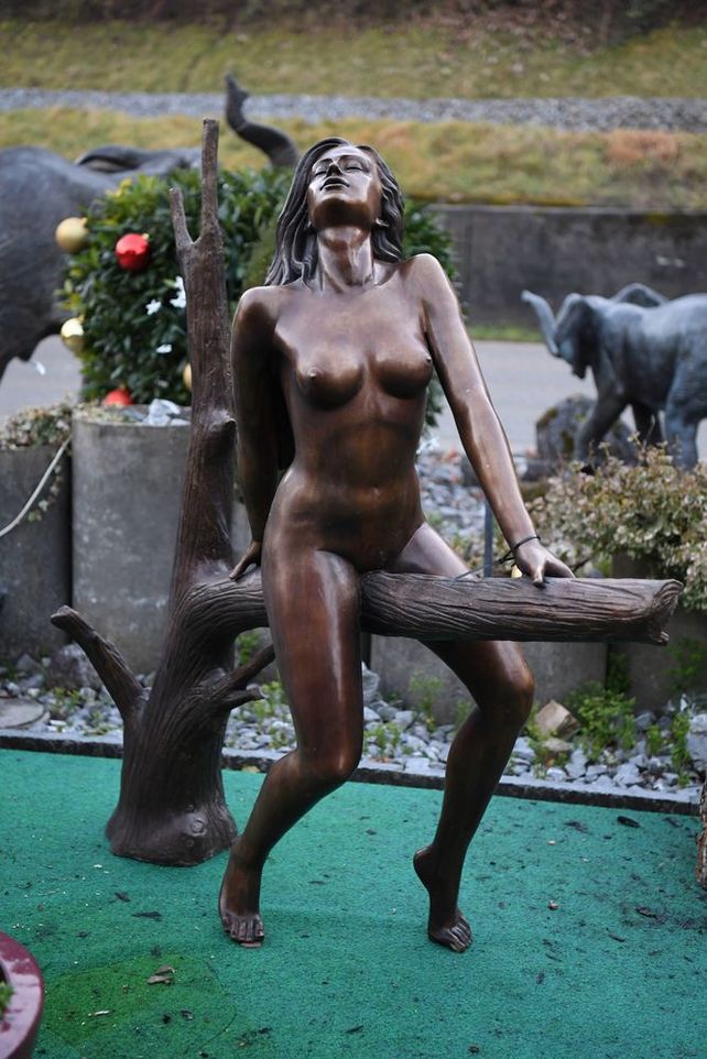Weibliche Aktfigur aus Bronze von Frau in Ekstase, Abbildung von der Seite
