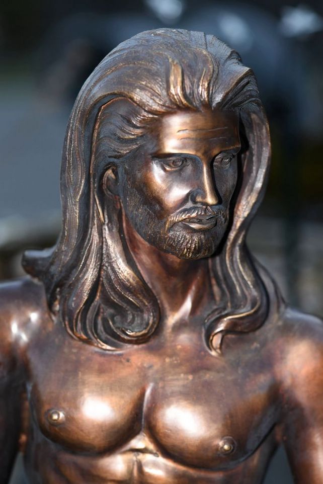 Männliche Aktfigur aus Bronze von stehendem Mann mit langem Haar und Hut