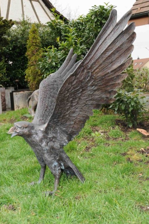 Bronzeskulptur von abfliegendem Adler