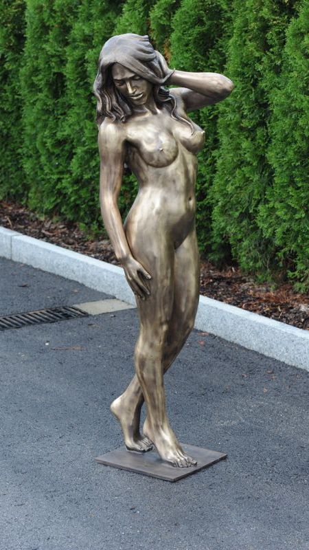 Stehende Bronzeskulptur von weiblichem Aktmodell mit Sockel