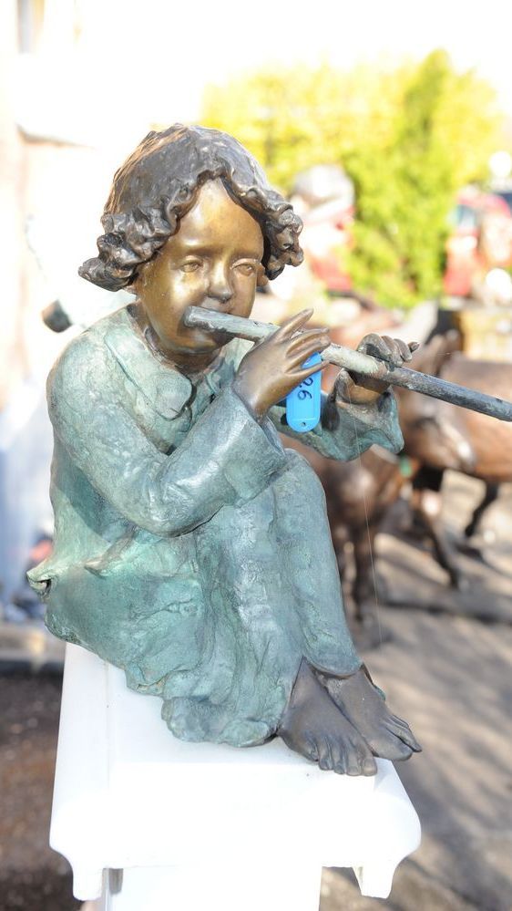 Sitzenden Bronzefigur von Kind mit Flöte