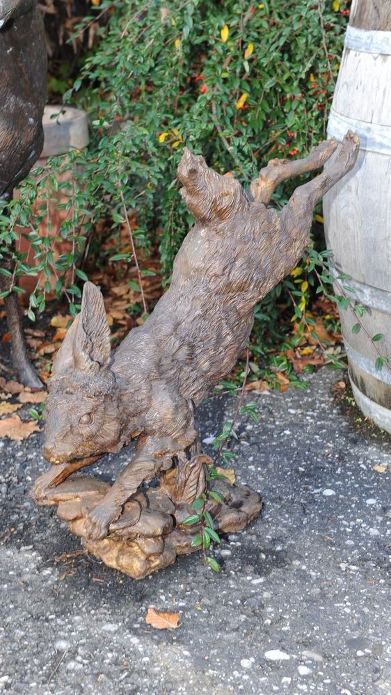 Bronzefigur von flüchtendem Hasen mit Sockel