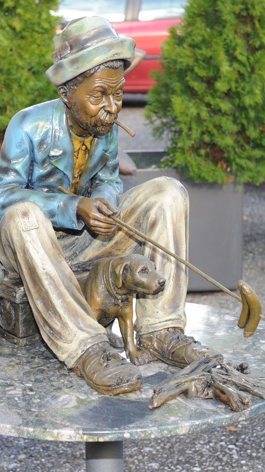 Bronzefigur eines älteren Mannes mit Hund