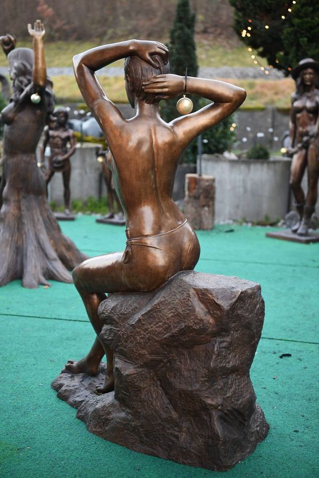 Rückseite einer weiblichen Bronzeskulptur von einem Aktmodell mit kurzen Haaren
