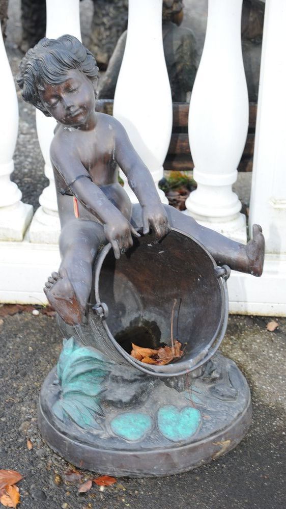 Bronzefigur eines kleinen Jungen auf einem Topf