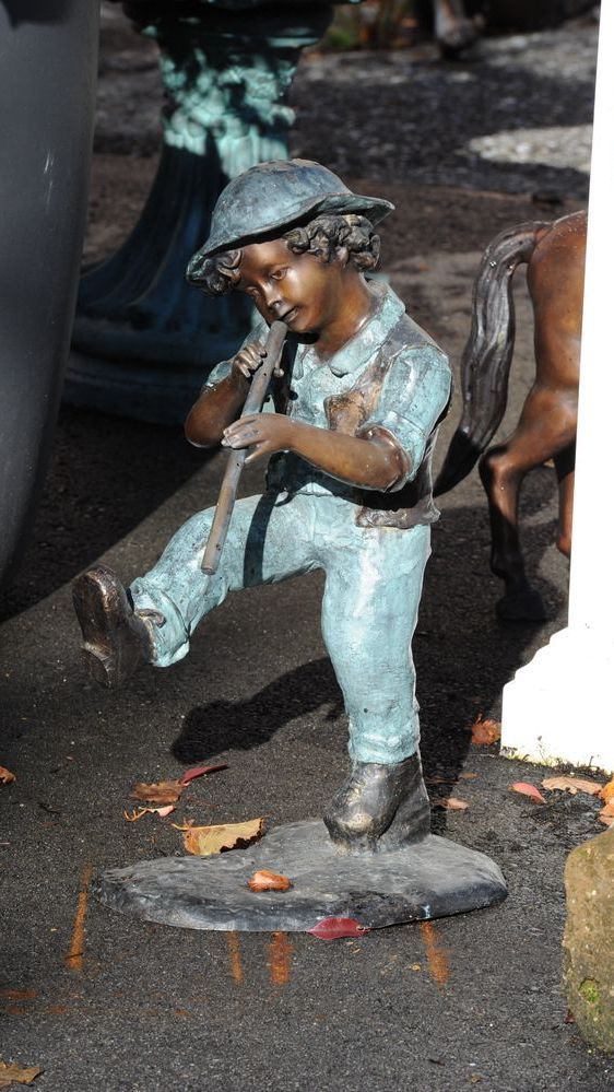 Bronzefigur von tanzendem Kind mit Flöte