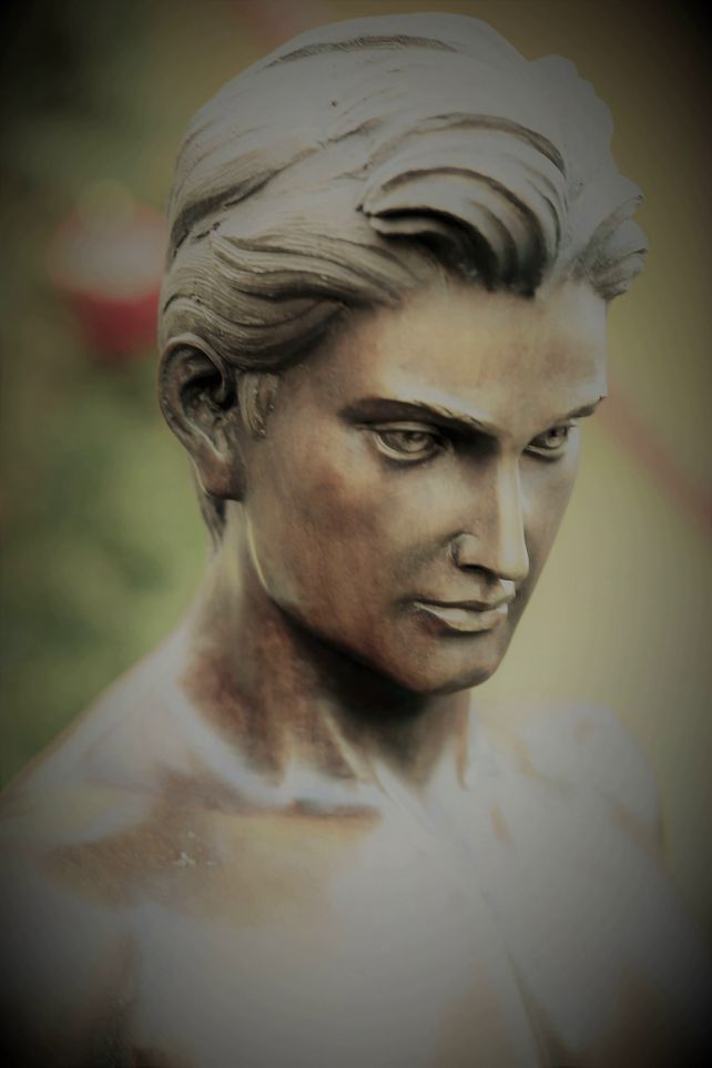 Aktfigur aus Bronze eines jungen Mannes mit Detail auf Gesicht