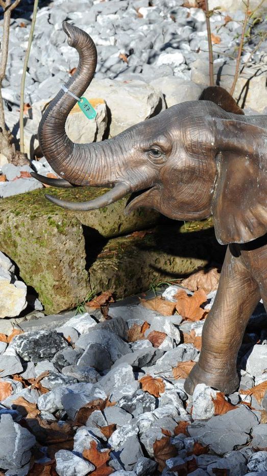 Bronzefigur von kleinem Elefant mit Rüssel nach oben