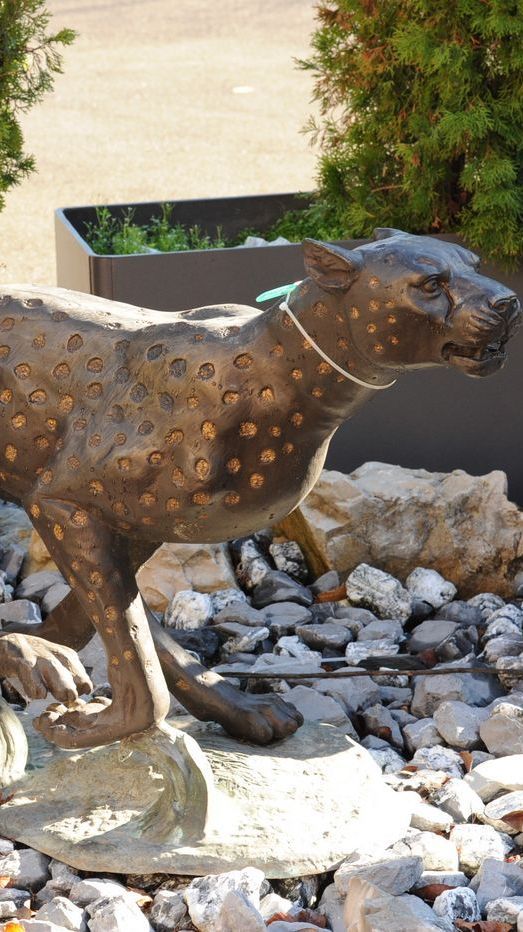 Bronzefigur von rennendem Leopard