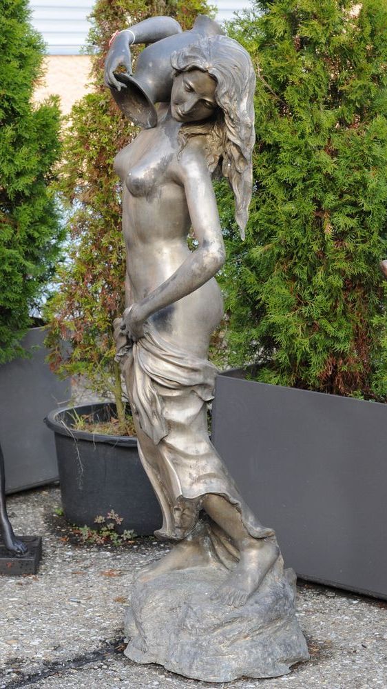 Stehende Aktfigur aus Bronze von römischer Frau mit Krug