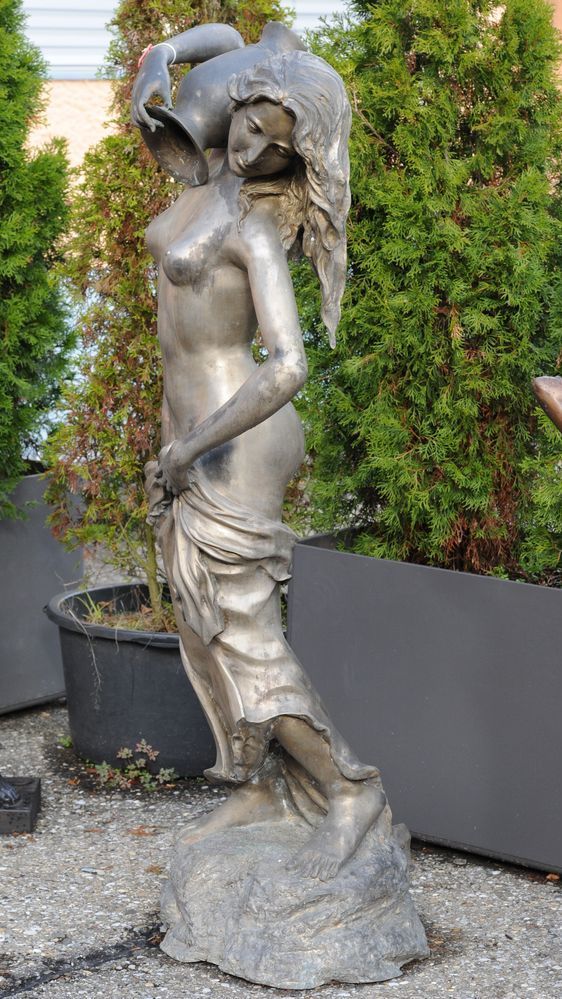 Stehende Bronzefigur von weiblichem Aktmodell mit römischem Touch