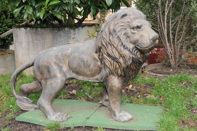 Bronzefigur von stehendem Löwen