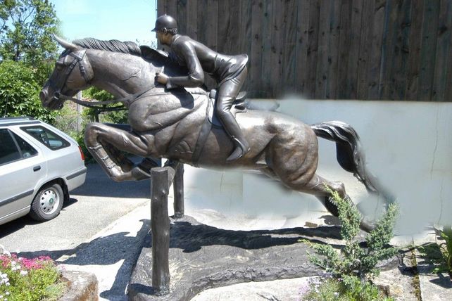 Bronzefigur von Springpferd mit Reiter