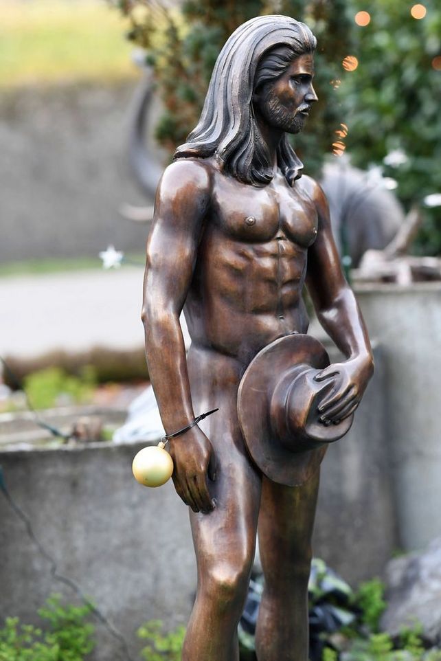 Männliche ganzkörper Aktfigur aus Bronze mit langem Haar und Hut