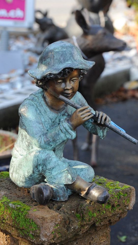Bronzefigur von im Schneidersitz sitzendem Flötenspieler
