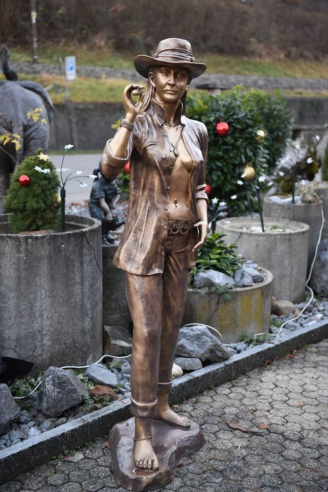 Bronzefigur von weiblichem Aktmodell mit Zigarette und Hut