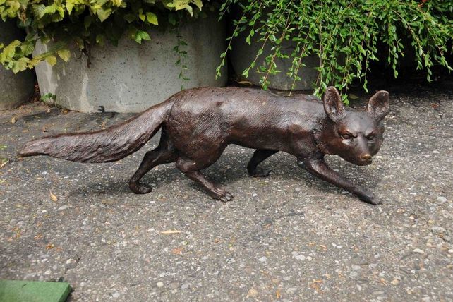 Bronzefigur eines gehenden Fuchses