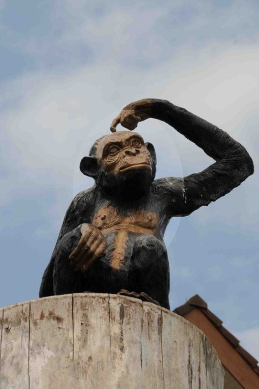 Bronzefigur eines Affens mit fragendem Blick
