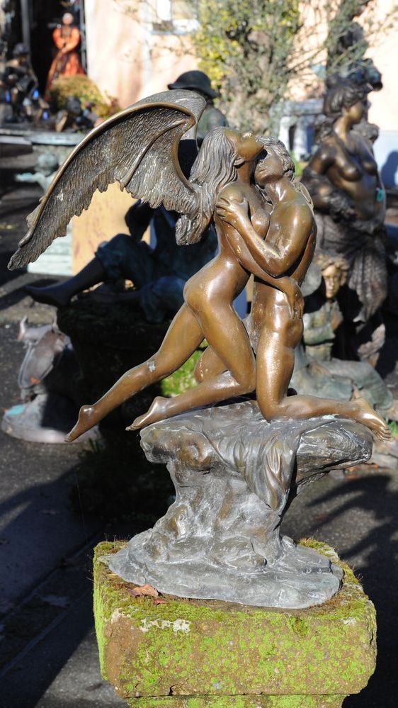 Bronzeskulptur eines Paares aus Engel und Mensch
