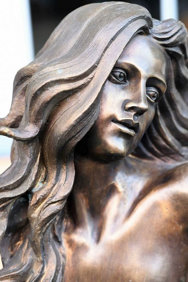 Gesicht einer Frauen-Aktfigur aus Bronze