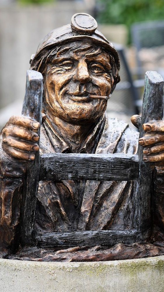 Bronzesfigur von Kanalarbeiter mit Leiter