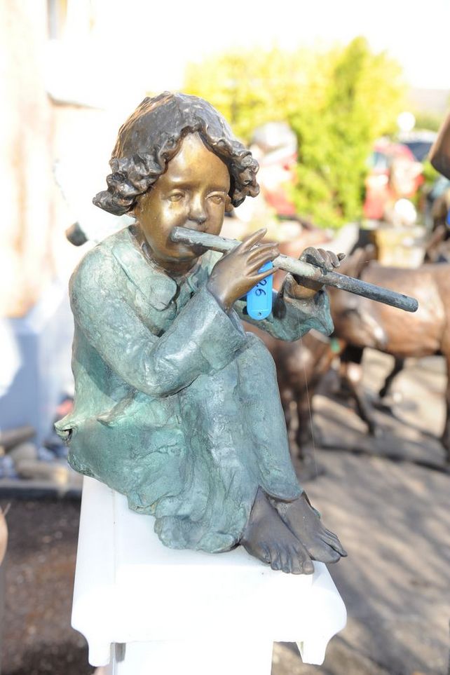 Kleine Bronzefigur von Flöte spielendem Engel