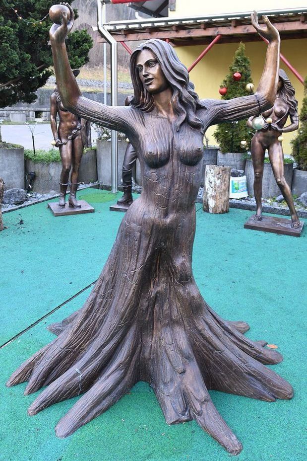 Weibliche Aktfigur aus Bronze mit Wurzeln 