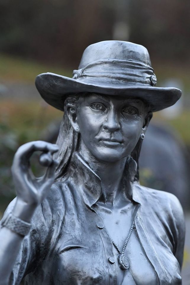 Weibliche Aktfigur aus Bronze mit Zigarette und Hut