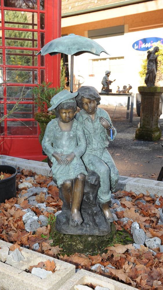 Bronzeskulptur von einem Kinderpaar mit Schirm