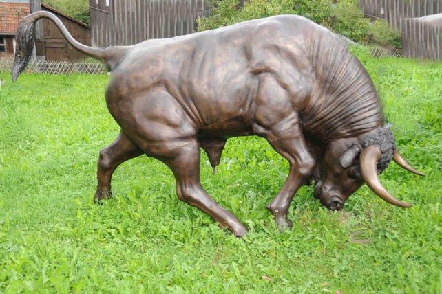 Bronzefigur von Stier